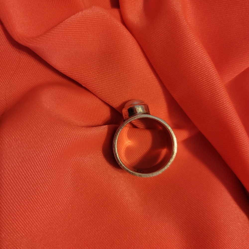 Janice Girardi Designs silver ring with pearl stone - Picture 5 of 9